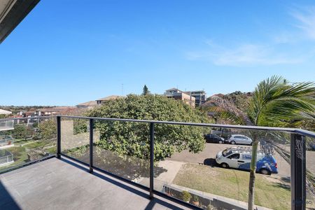 Top floor 3 Bedroom apartment within walking distance to Maroubra beach! - Photo 5
