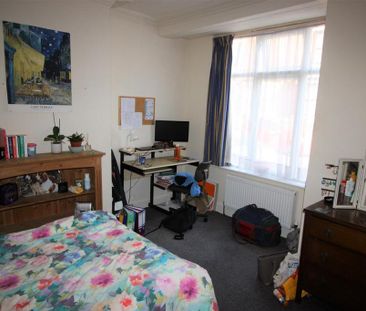 4 bedroom end of terrace house to rent - Photo 5