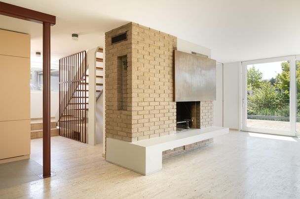 Freistehendes Einfamilienhaus mit Pool und Doppelgarage - Foto 1