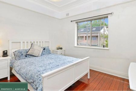 Bright & Spacious Top-Floor Apartment in Charming Boutique Block - Photo 3