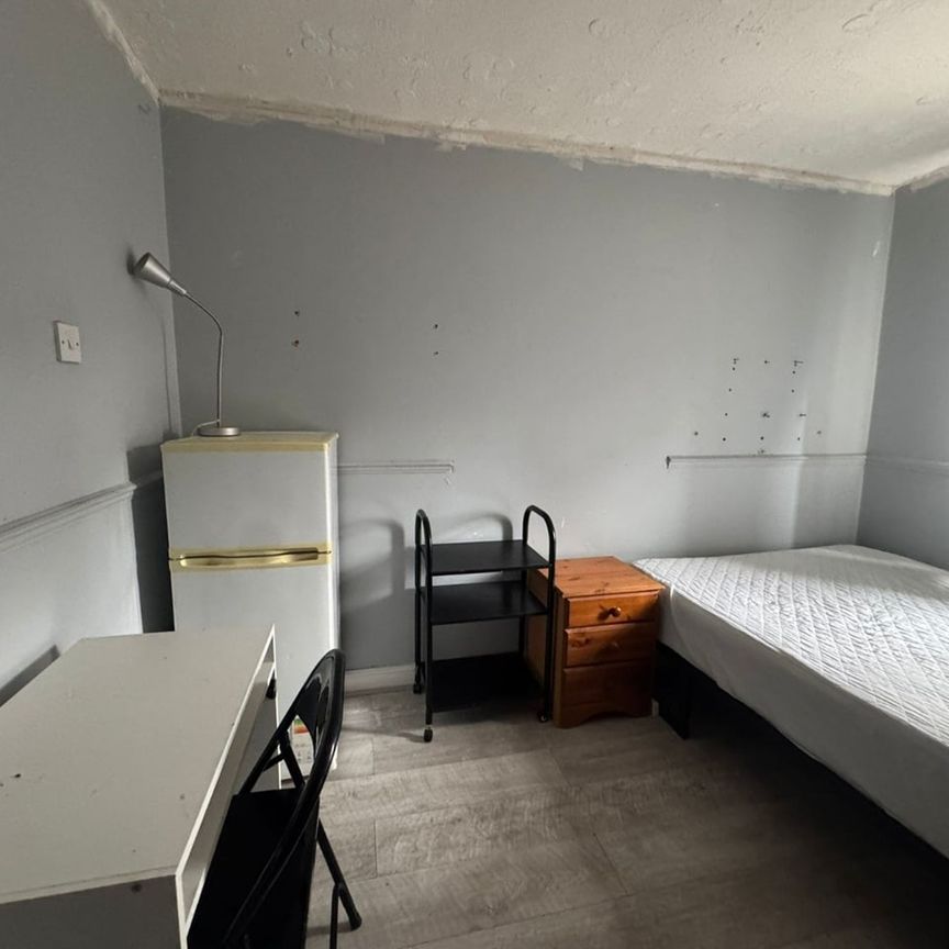 Room in a Shared House, Shipman Road, E16 - Photo 1