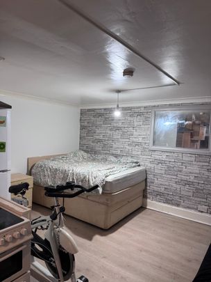 Studio Flat, Edinburgh Grove, LS12 - Photo 1