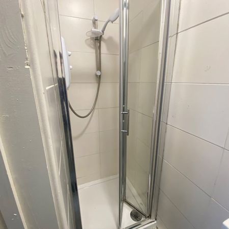 Room in a Shared House, Sweet Briar Walk, N18 - Photo 3