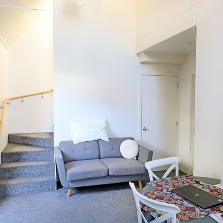 Modern 2 Bedroom Apartment Available for 2026 - Photo 4