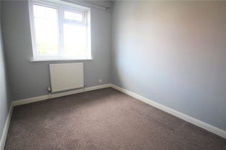 3 Bedroom House - Eastways, Bishops Waltham - Photo 2