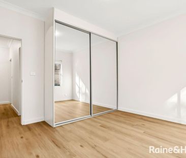Stunning Fully Renovated 3-Bedroom Unit in Carlton - Photo 2