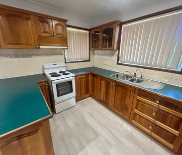 Lovely Home with Detached Garage! - Photo 2