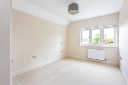 A spacious and modern three bedroom house in the village of Rushall, offering stunning views of the surrounding countryside. - Photo 5