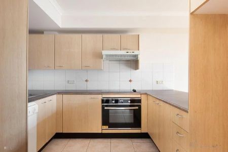 Original North Facing 1 Bed Apartment with Balcony and Secure Parking - Photo 4