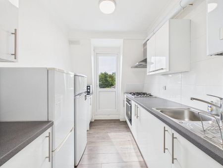 4 bedroom flat to rent - Photo 3