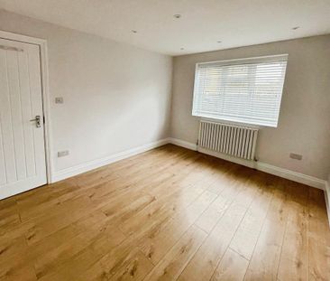 4 bedroom end of terrace house to rent - Photo 2