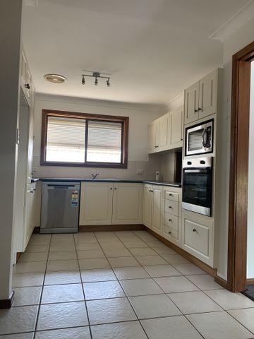 Within walking distance of shops, schools, public transport and parks. - Photo 3