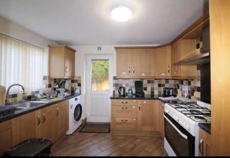 1 bedroom in a house share to rent - Photo 4