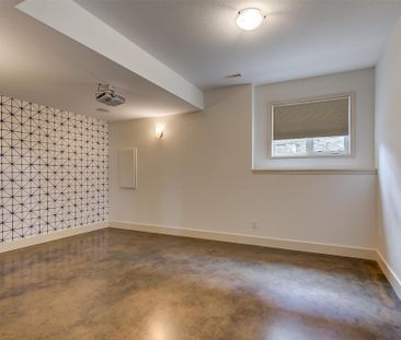 Upper Mission House – 3 bed plus den, Views! - Photo 6