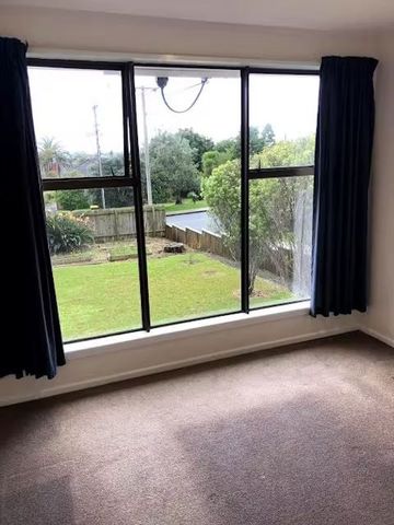 🏡 Modern 3-Bed Home + Private Studio in Te Atatu - Photo 4