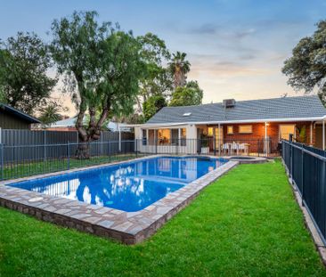 Beautiful family home with a pool! - Photo 1