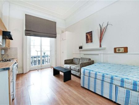 A fantastically located studio flat with it's own kitchenette and shared bathroom facilities. - Photo 3