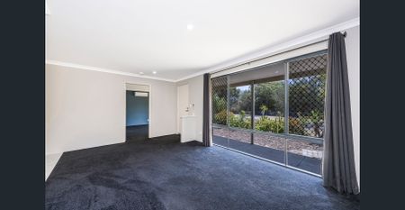 Large Family Home with side access, big backyard and powered workshop - Photo 3