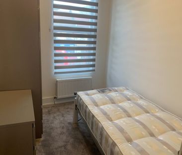 2 Bed Flat, Romford Road, E12 - Photo 6