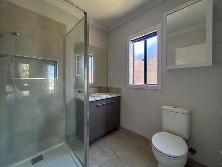 Spacious 4-Bedroom Family Home in a Prime Location - Photo 5