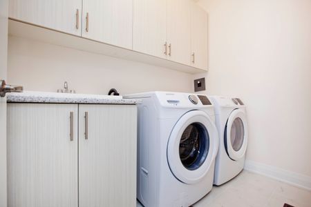 For Lease - 99 Causland Lane, Richmond Hill, Ontario - Photo 2