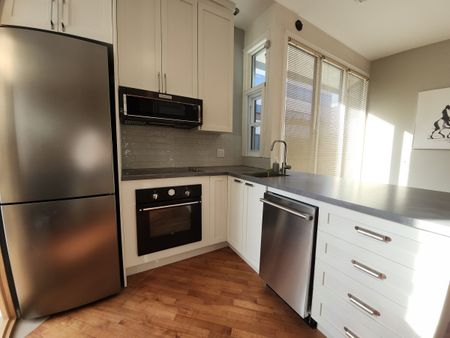 Appartement entièrement meublé d’une chambre sur 2 étages. - Photo 3