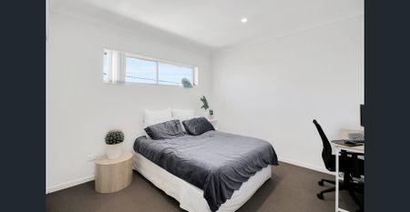 3 Bedroom Apartment - Top Floor! - Photo 3