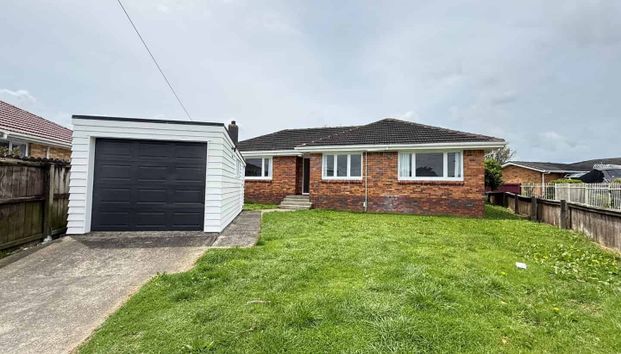 Freshly Updated Family Home – Close to Westfield Manukau & Motorways - Photo 1