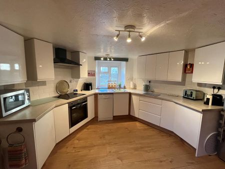 3 bedroom apartment to rent - Photo 4