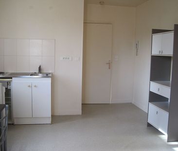 A LOUER STUDIO MEUBLE PROCHE CENTRE VILLE A ST QUENTIN 02100 - Photo 3