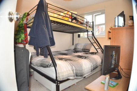 2 bedroom mews to rent - Photo 4