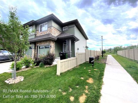 BEAUTIFUL 3 BED, 2.5 BATH, 2 STOREY DUPLEX, W/AN ATTACHED SNGL GARAGE IN THE COMMUNITY OF ORCHARDS - Photo 2