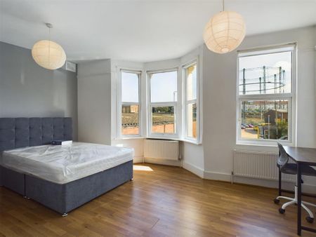 6 bedroom end of terrace house to rent - Photo 2