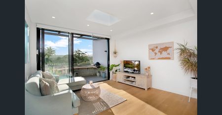 Light-Filled Lifestyle Apartment in a Prime Coastal Location - Photo 3