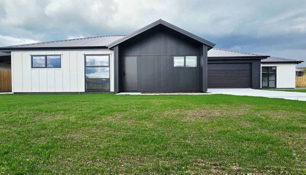 Immaculate new built in sought after Wharewaka - Photo 1