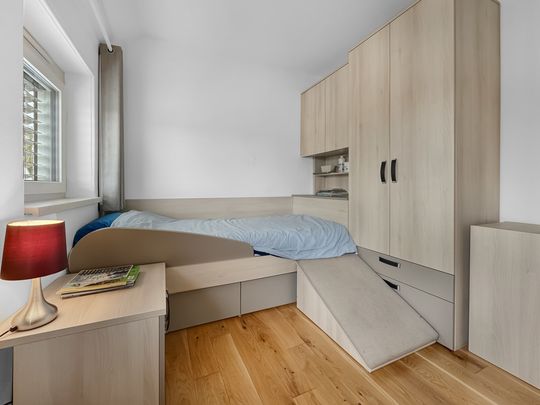 A good size four bedroom house, located within the sought area of Trumpington. Offering spacious living accommodation and large enclosed garden, this property makes an ideal family home. The property is within walking distance of local amenities, including local shop, post office, barbers, florist, dry cleaners and more. It also offers great access to the city centre, M11, Addenbrookes Hospital and park and ride - Photo 1