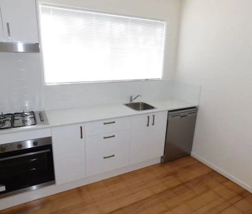 “2 Bedroom GROUND LEVEL Apartment with large COURTYARD” - Photo 5