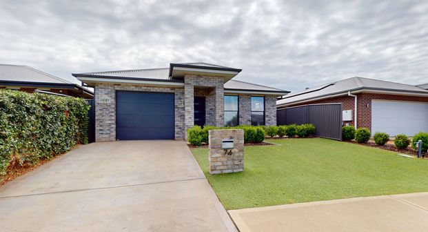 Southlakes Stunner! - Photo 1