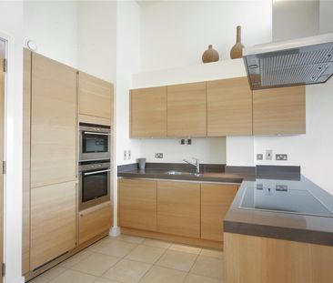 Bazalgette Court, Great West Road, London, W6 flat to rent - Photo 1
