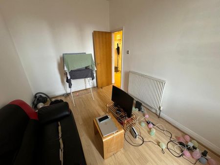 3 bedroom flat to rent - Photo 2