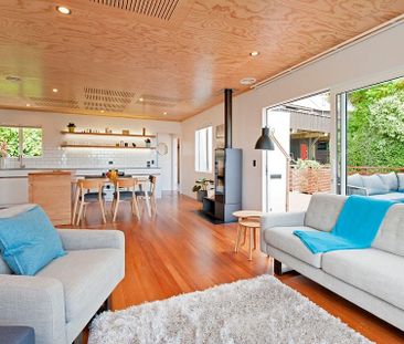 City Escape - 4-Bedroom furnished home with views - Photo 1