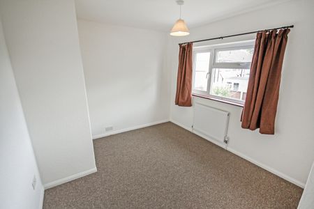 Three-Bedrooms Terraced House - Photo 2