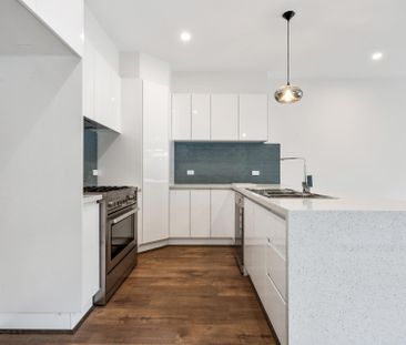 Luxury Townhouse in a prime location! - Photo 4