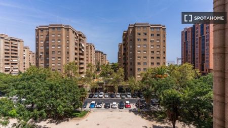 3 bedroom luxury Apartment for rent in Valencia - Photo 4