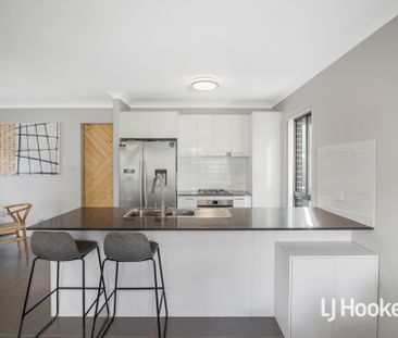 Stunning 4 Bedroom Home - Great Location! - Photo 4