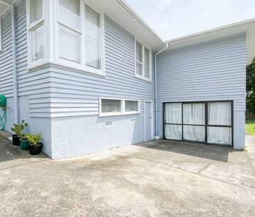 Spacious 4-Bedroom Family Home with Sunroom in... - Photo 4