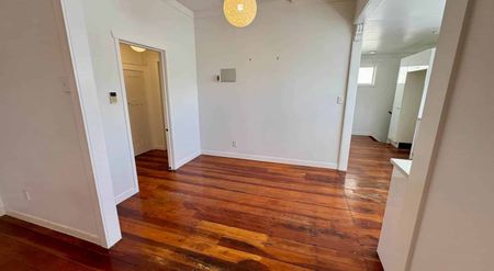 Sandringham's Best: Renovated California Bunga... - Photo 4