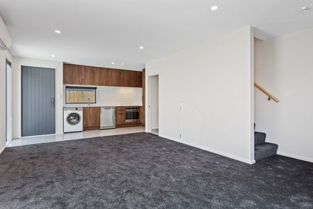 Modern Two-bedroom Townhouse with Off-Street Park Edgeware - Photo 2