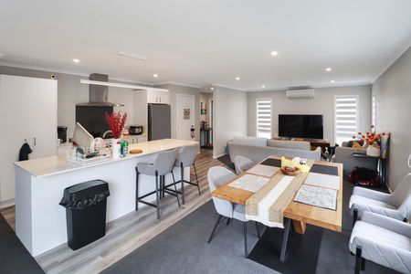 Modern Three-bedroom Home - Photo 4