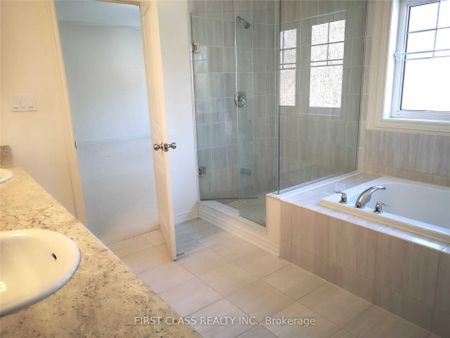 Detached Home For Lease | N8138326 - Photo 2